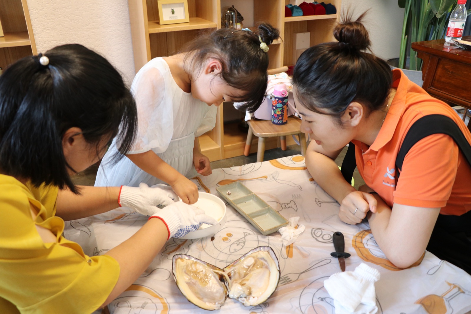 Opening a freshwater mussel to reveal pearls at a Zhejiang workshop